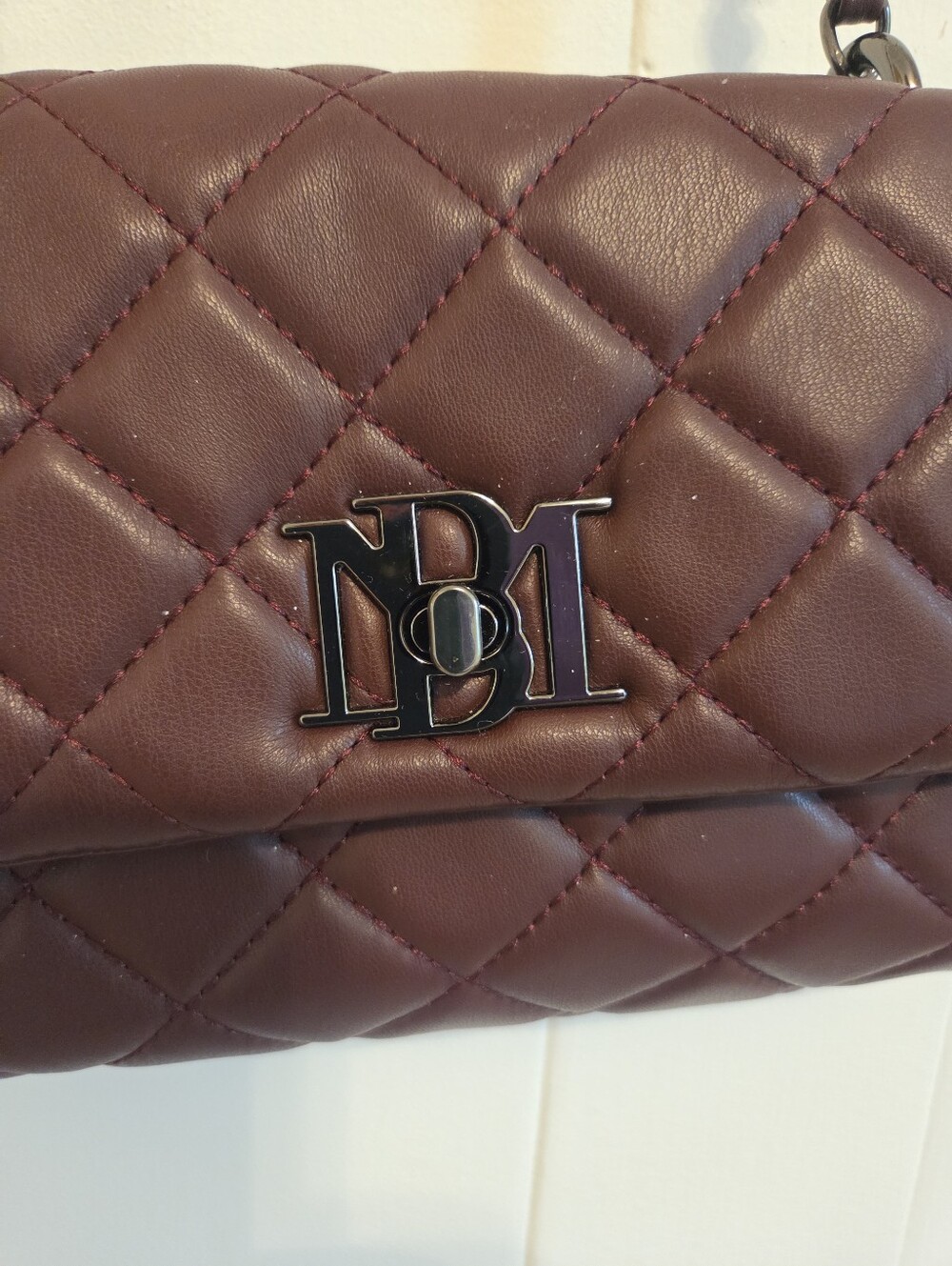 NWT Badgley Mischka Quilted Wine Crossbody Bag with Chain Strap - Picture 13 of 16